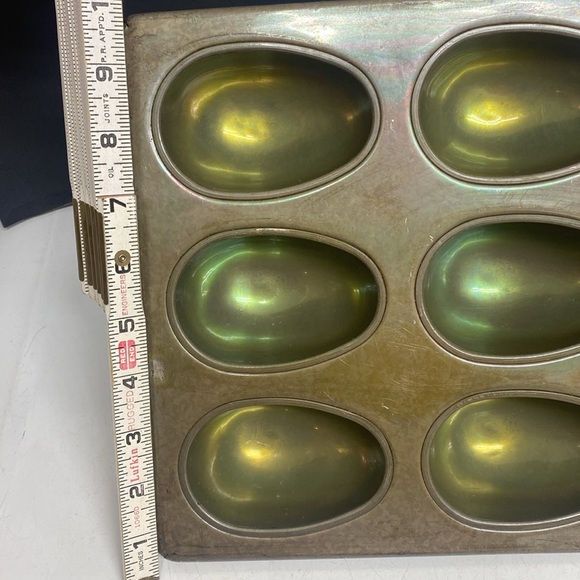 Ekco Glaco Steel Baking Pan Egg Shaped 12 Cup - Picture 9 of 17